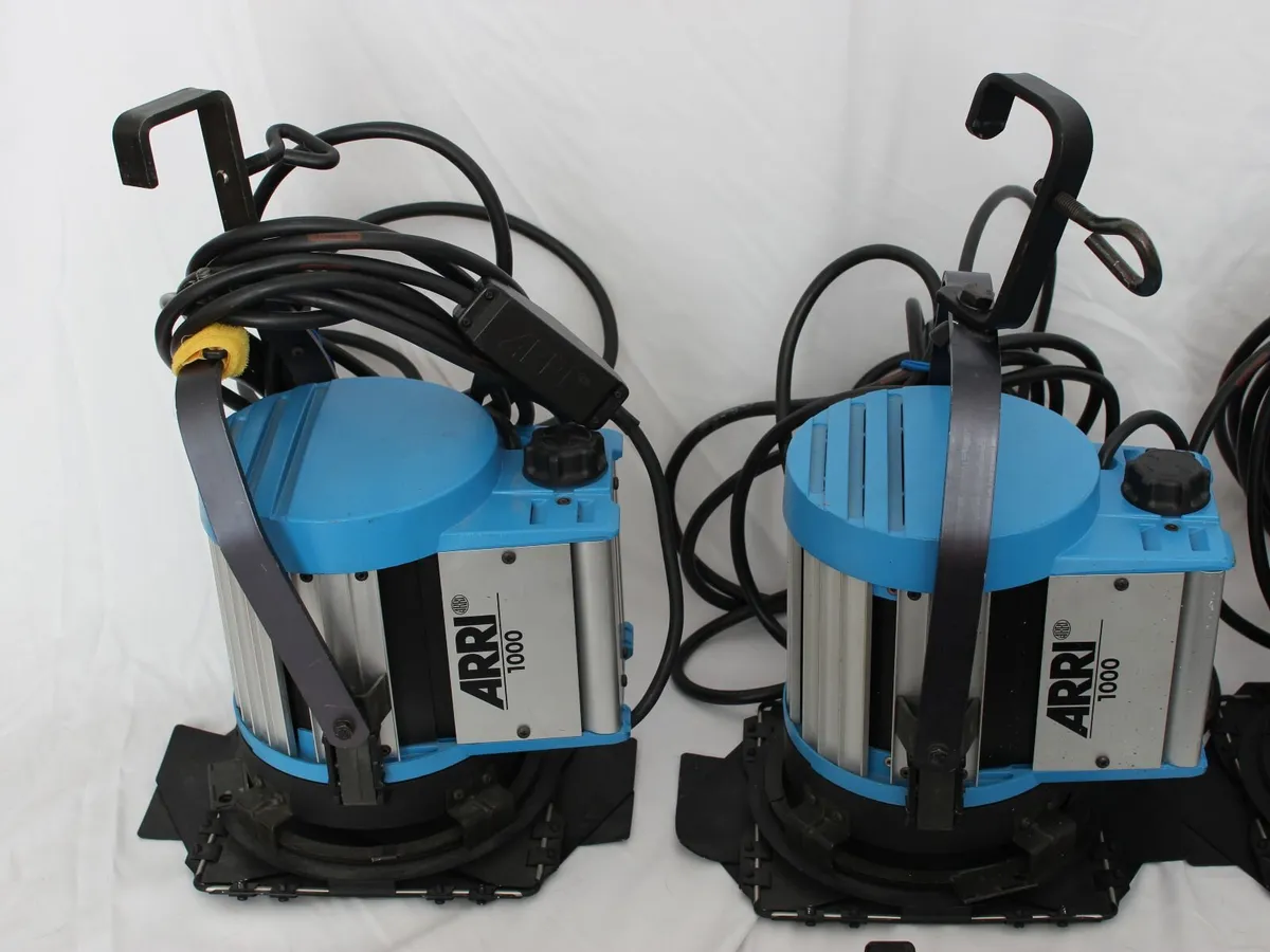 4 x ARRI 1000watt Tugsten Lights & 4 Stands - Image 2