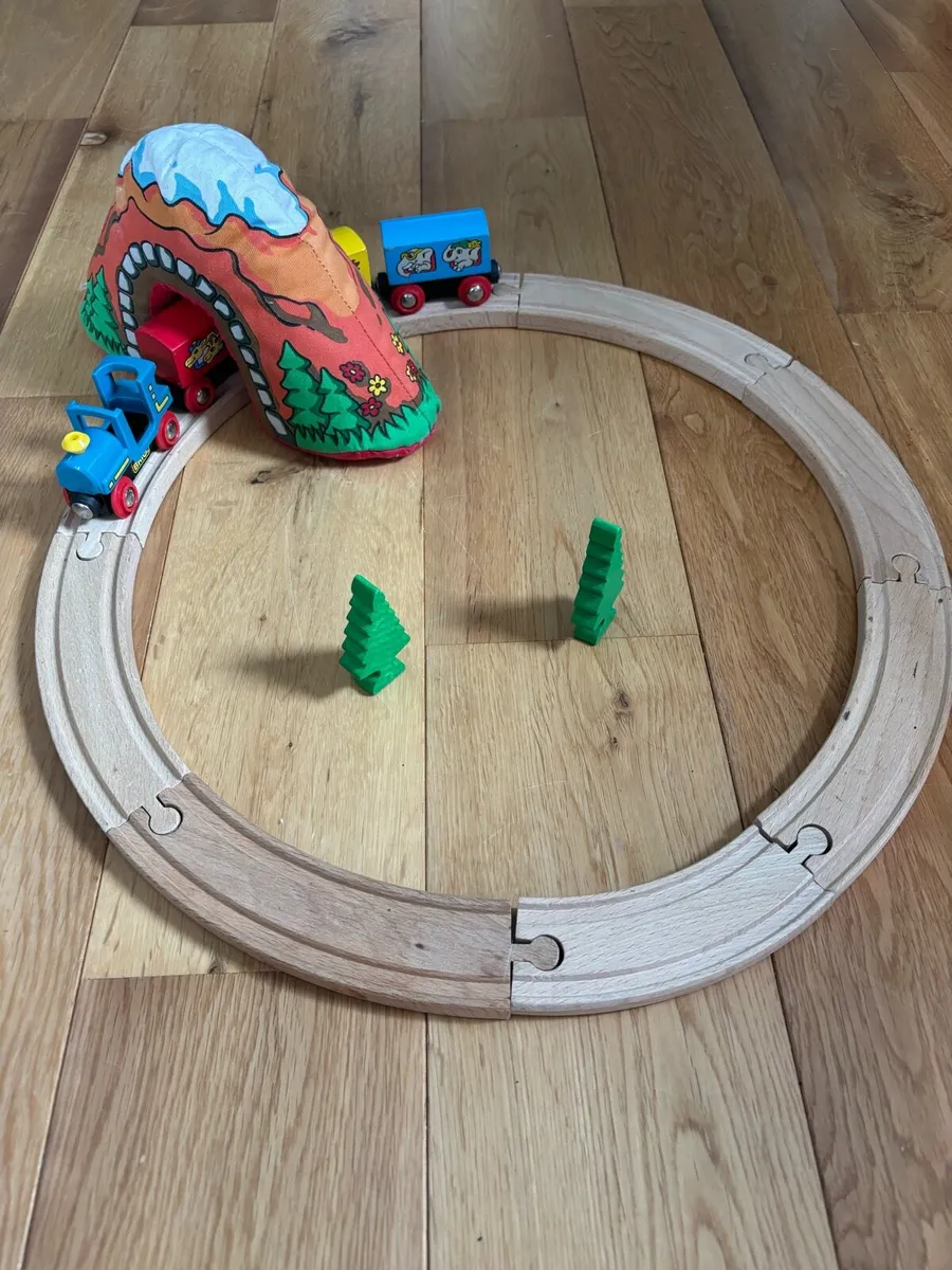 Brio train with 3 carriages, track soft tunnel - Image 1
