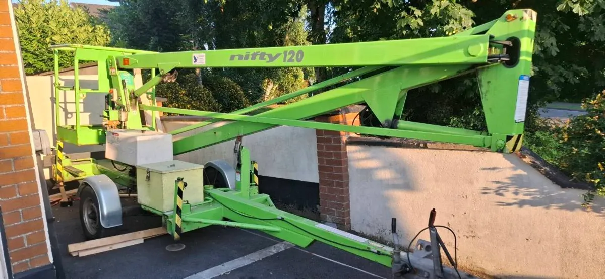 Toe behind cherrypicker - Image 1