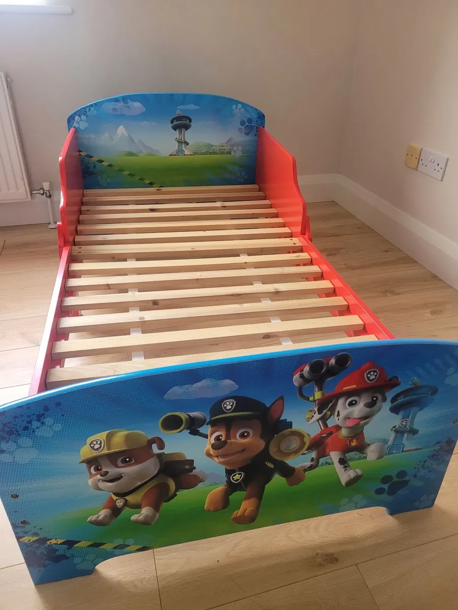 Toddler bed with mattress and bedding - Image 1