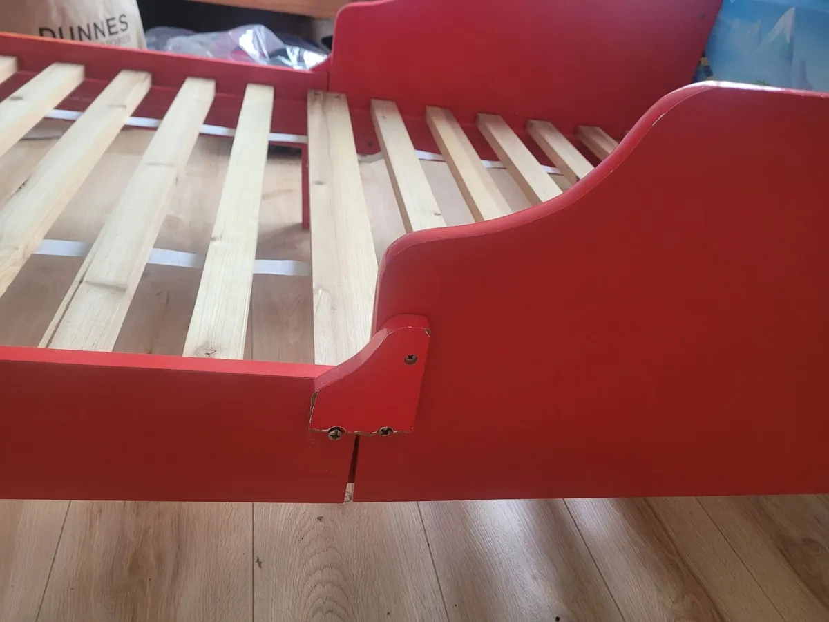 Toddler bed with mattress and bedding - Image 2