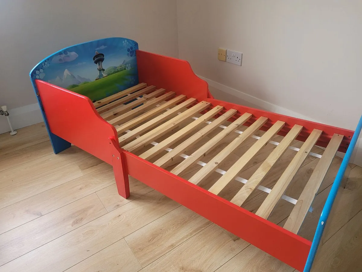Toddler bed with mattress and bedding - Image 3