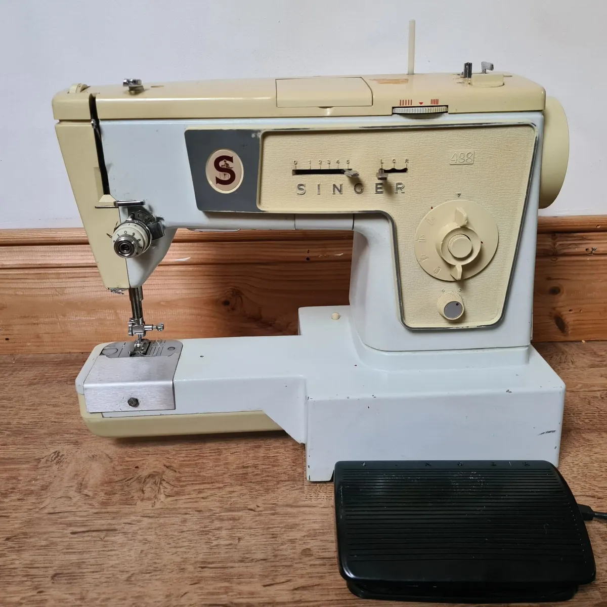 Singer sewing machine (vintage)