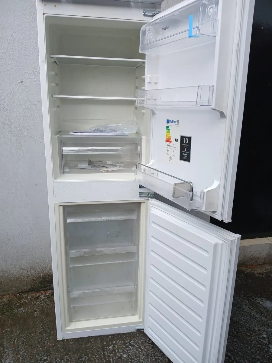 1 INTEGRETED FRIDGE AND FREEZER - Image 3