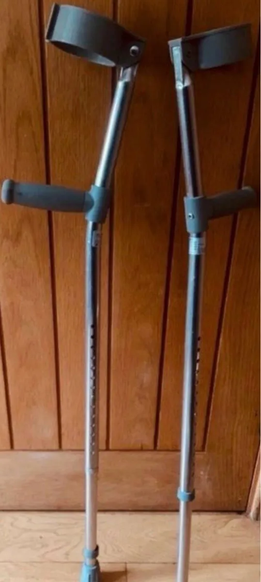 2-FREE SETS OF CRUTCHES