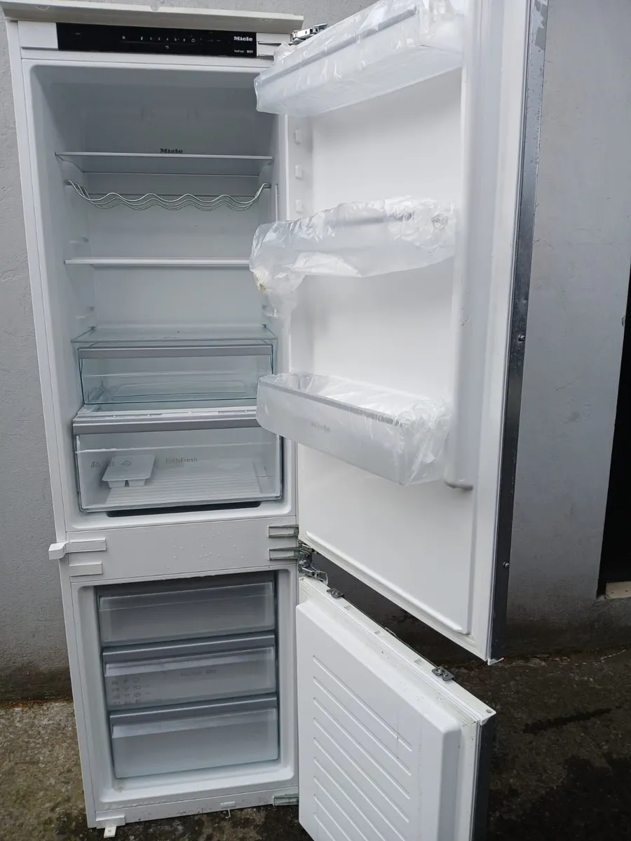 EX DISPLAY BRAND NEW INTEGRETE  RIDGE AND FREEZER - Image 2