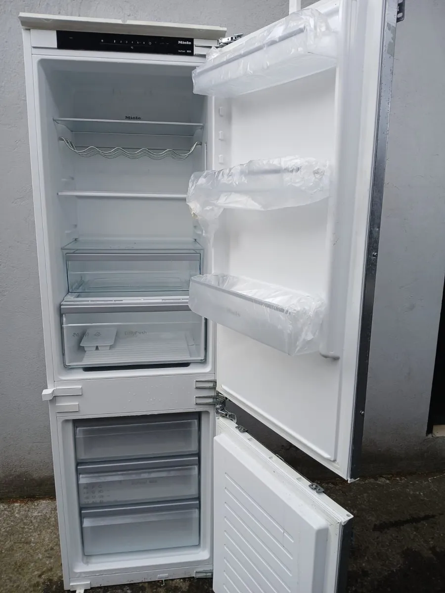 EX DISPLAY BRAND NEW INTEGRETE  RIDGE AND FREEZER - Image 3