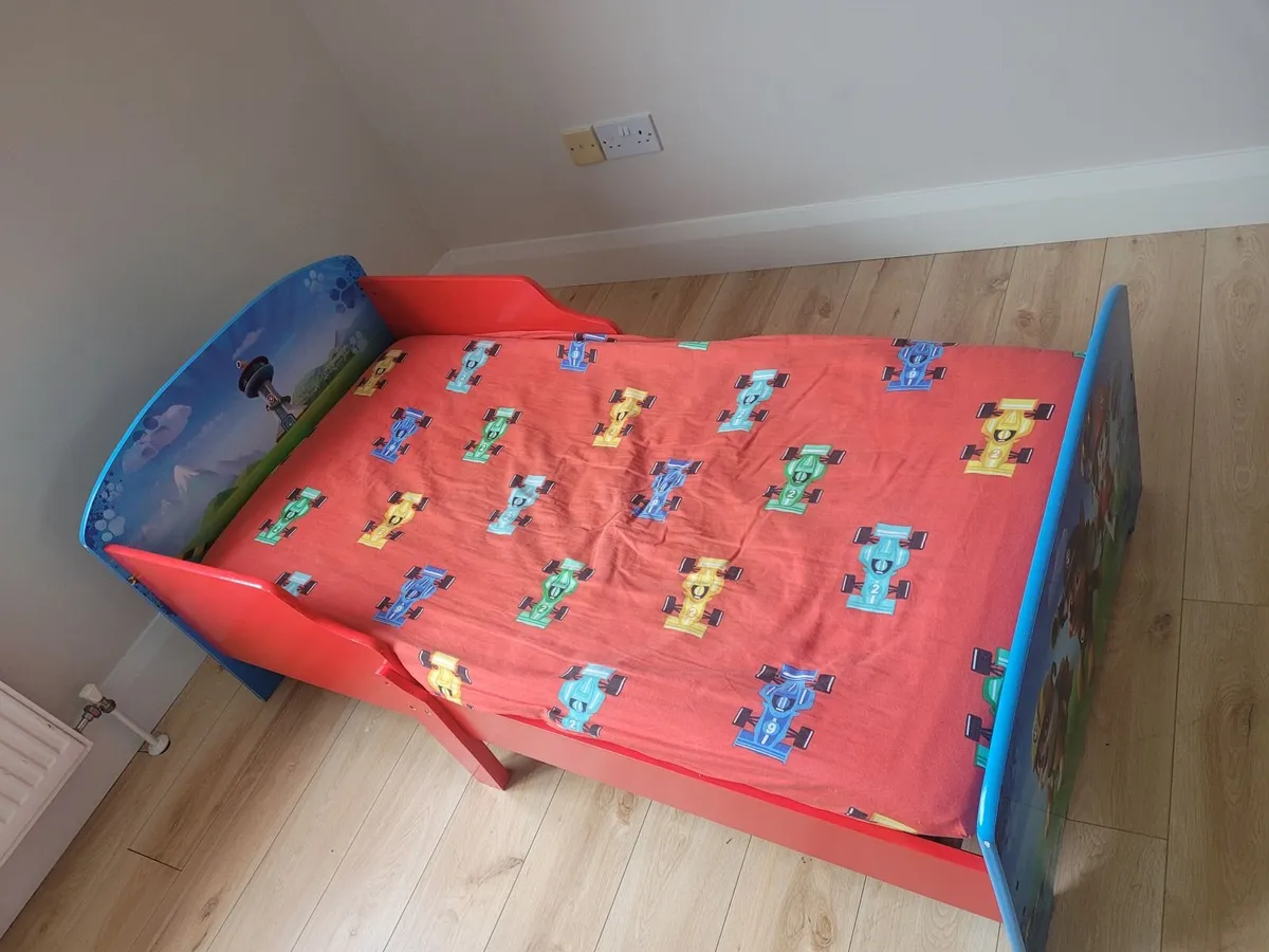 Toddler bed with mattress and bedding - Image 4