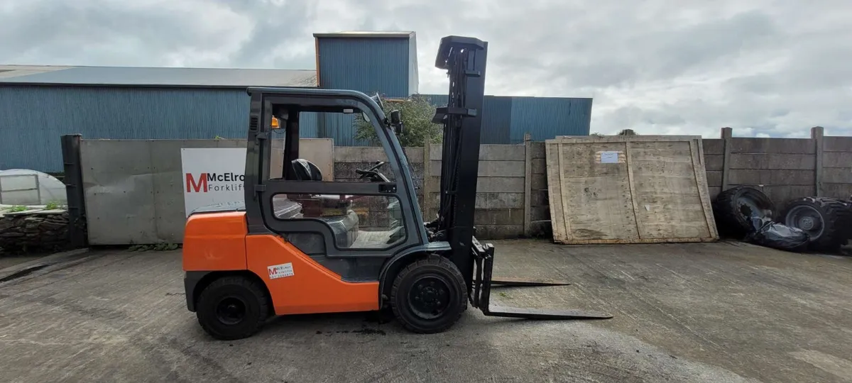 3 ton toyota half cab forklift - Image 1
