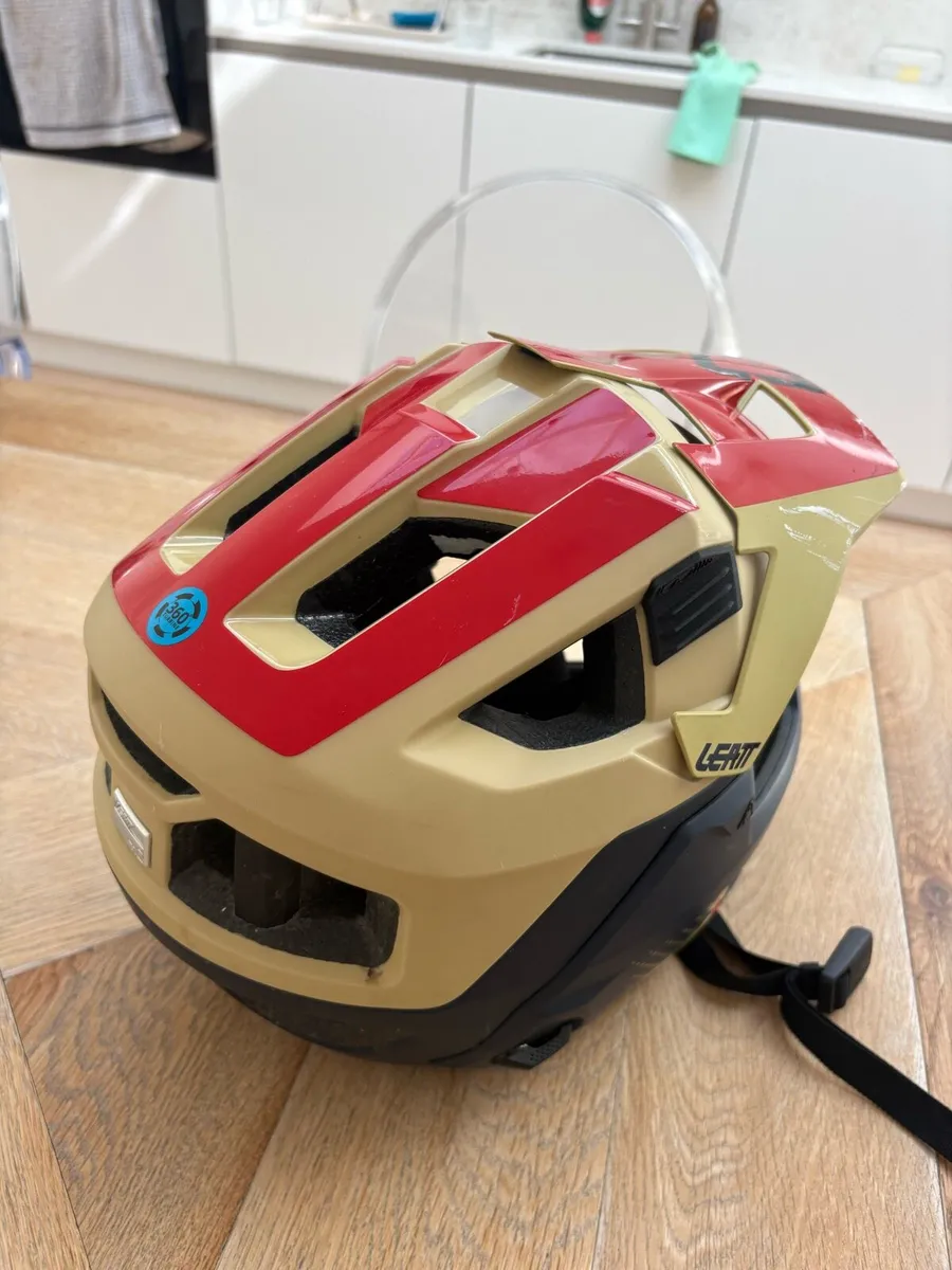 Leatt MTB 4.0 Enduro Helmet - Image 3