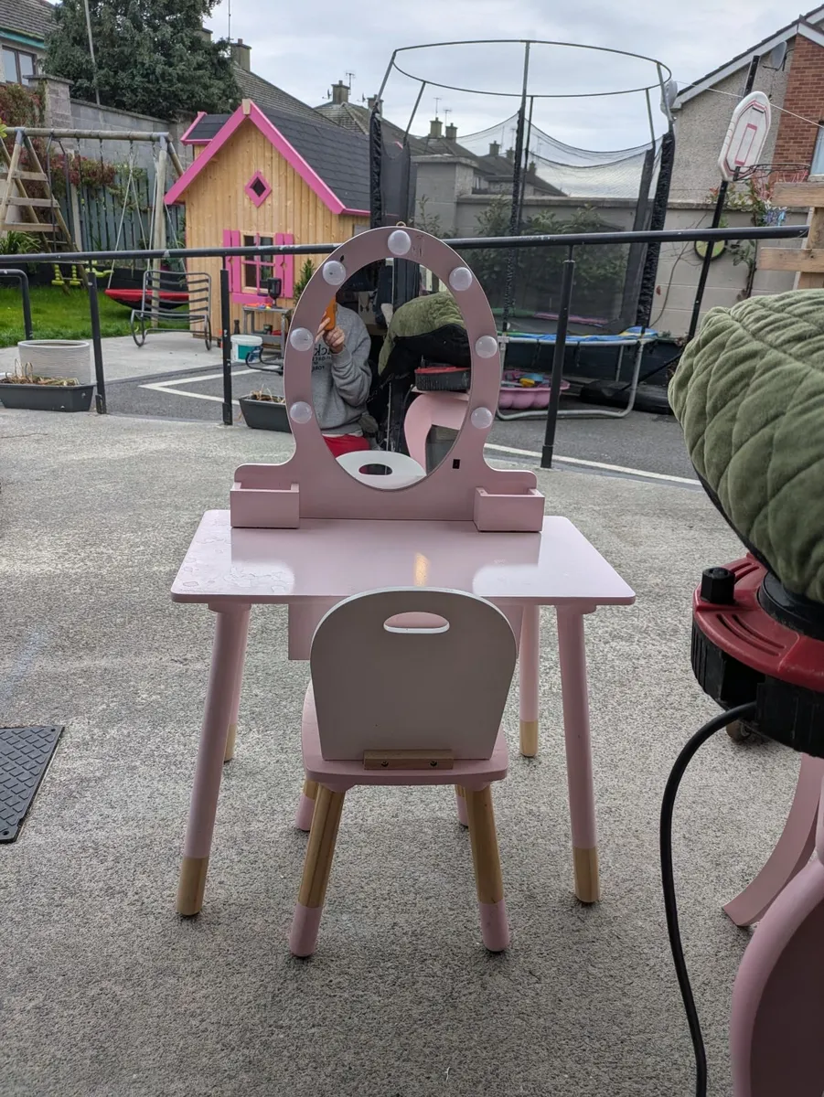 Child vanity table