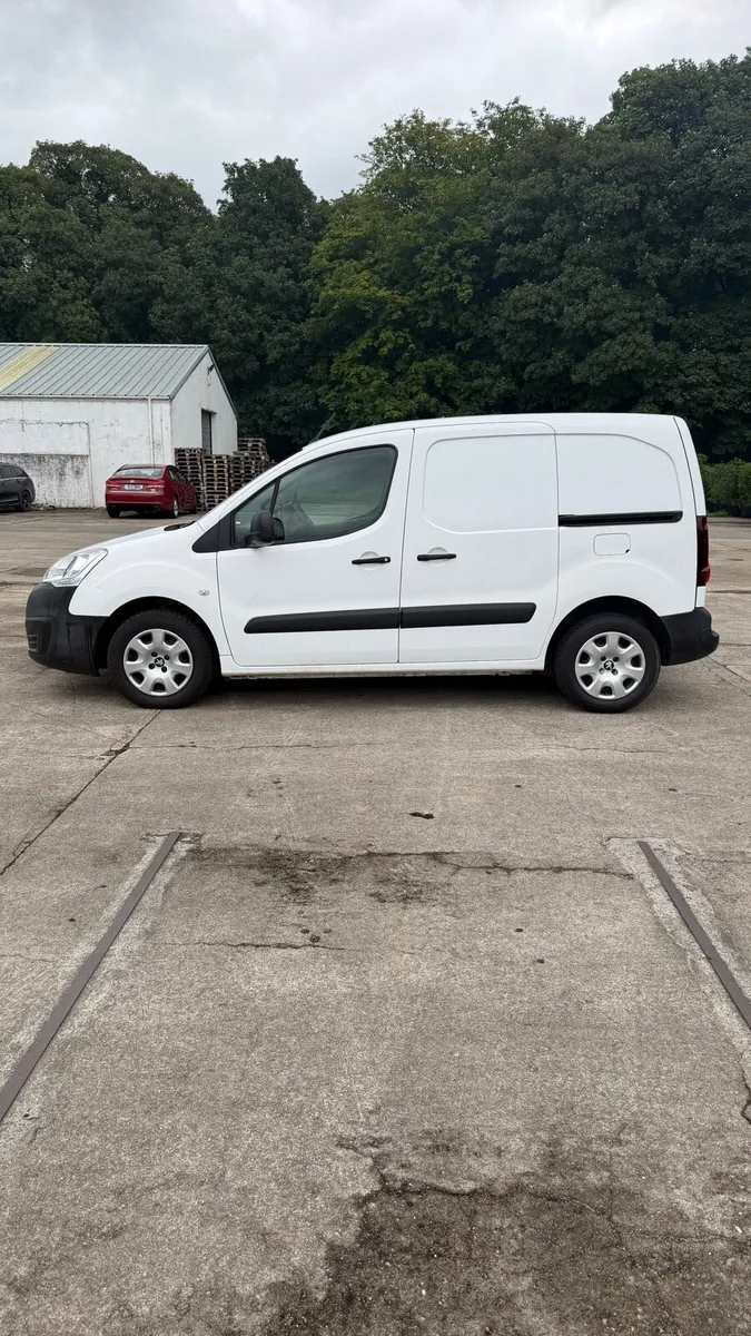 Peugeot partner 2018 1.6L - Image 2