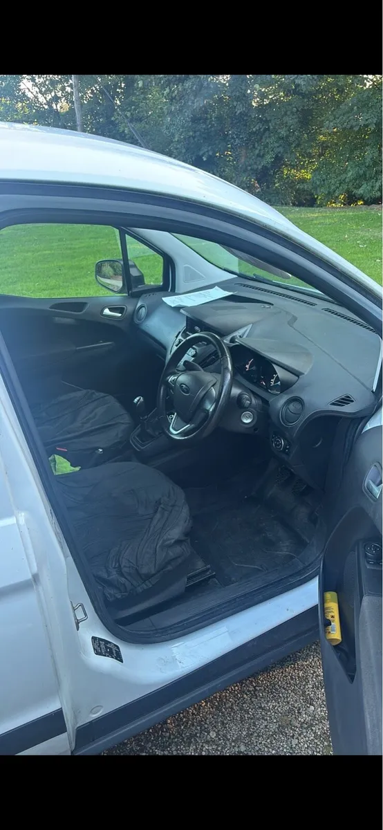 Ford Transit Courier - Image 4
