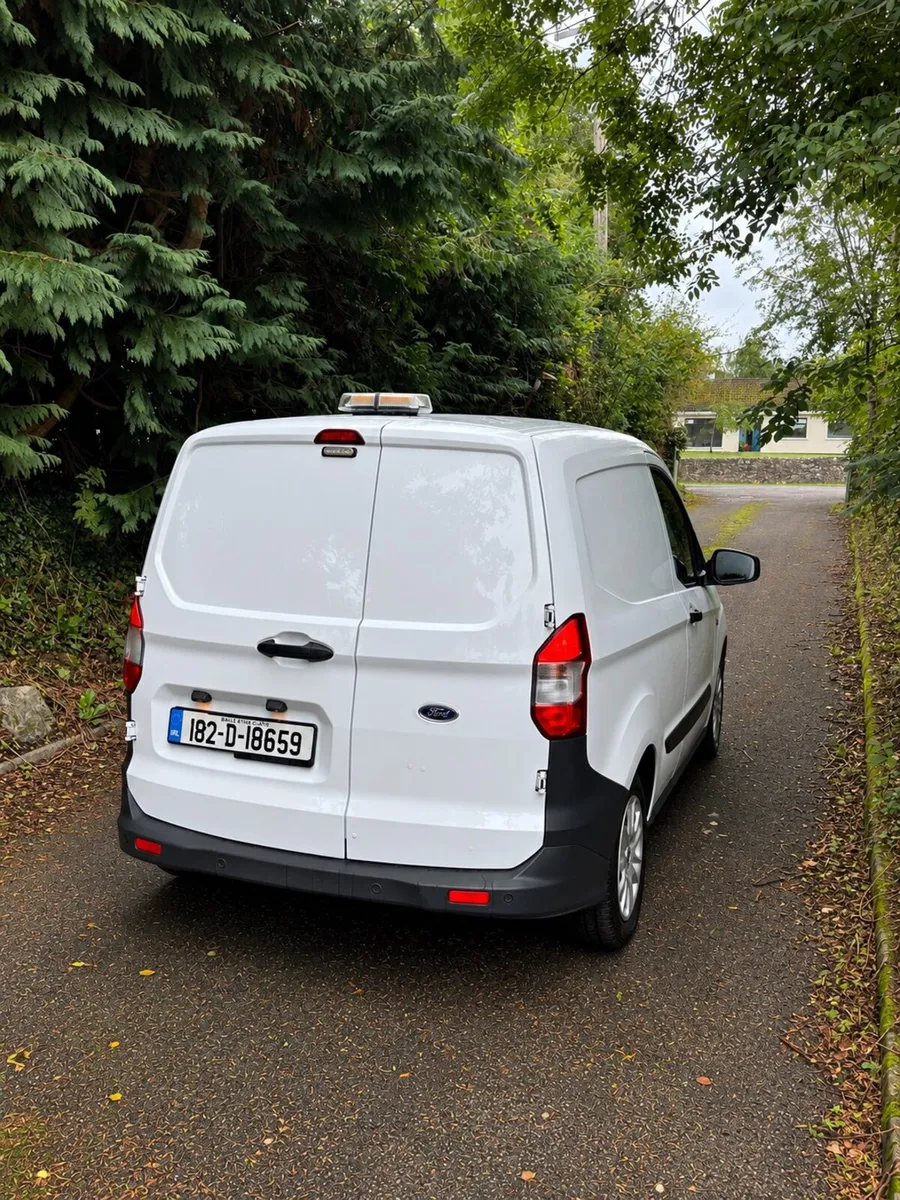 Ford Transit Courier - Image 2