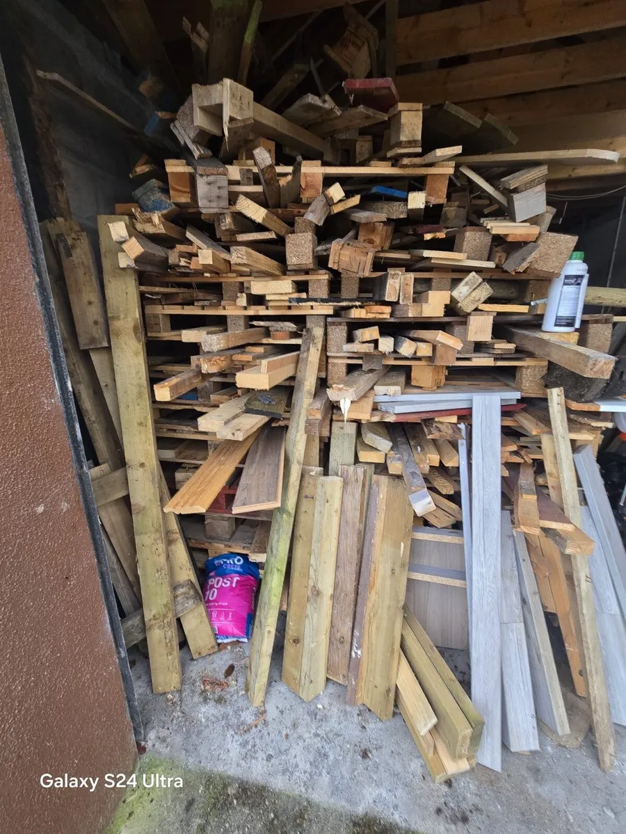 Scrap wood and some pallets - Image 1