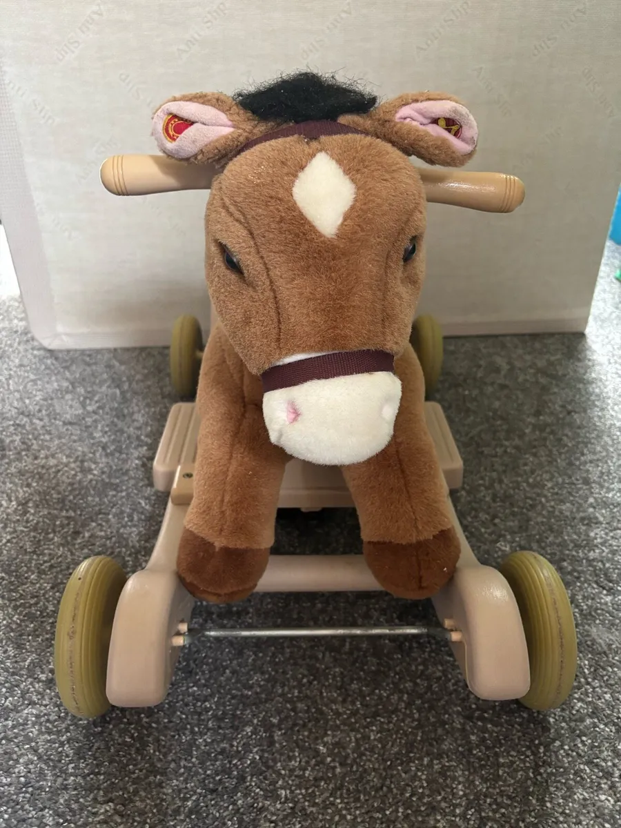 Horse with wheels - Image 1