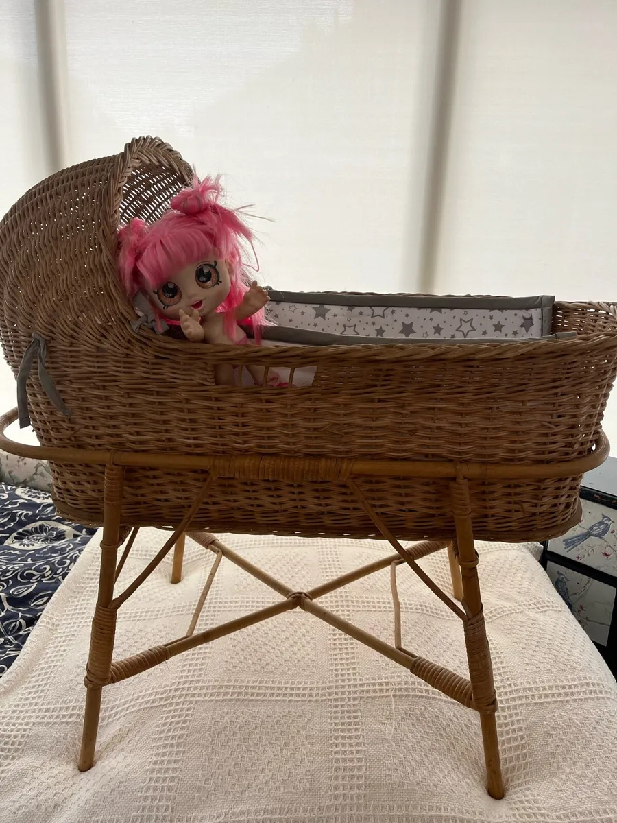 Vintage Wicker baby crib - Image 2