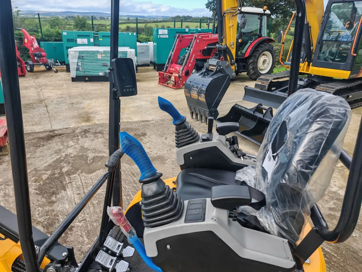 Mini Digger 2 Ton YAMA M20 NEW - Image 3