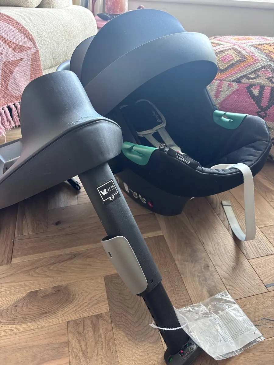 Cybex Car Seat  + Iso Fix Included. - Image 2