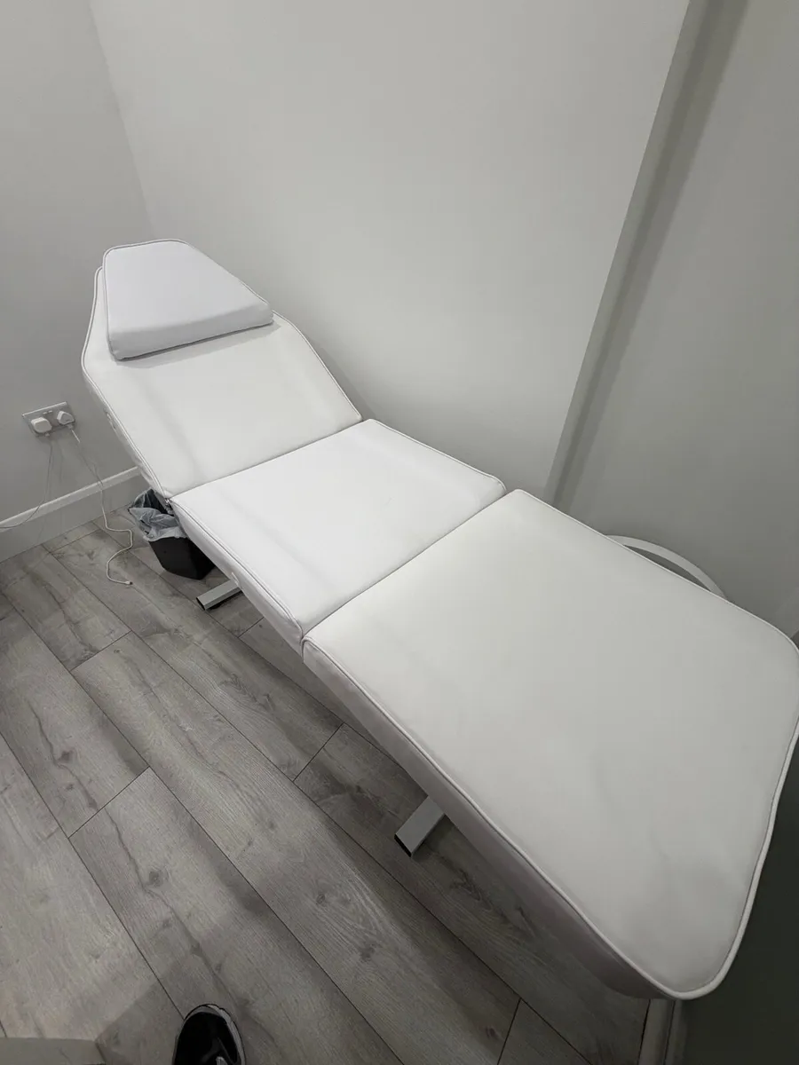 Massage table - Image 1