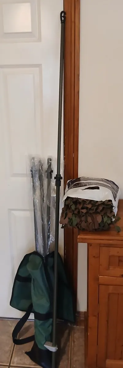Shooting camo hide with poles and bag