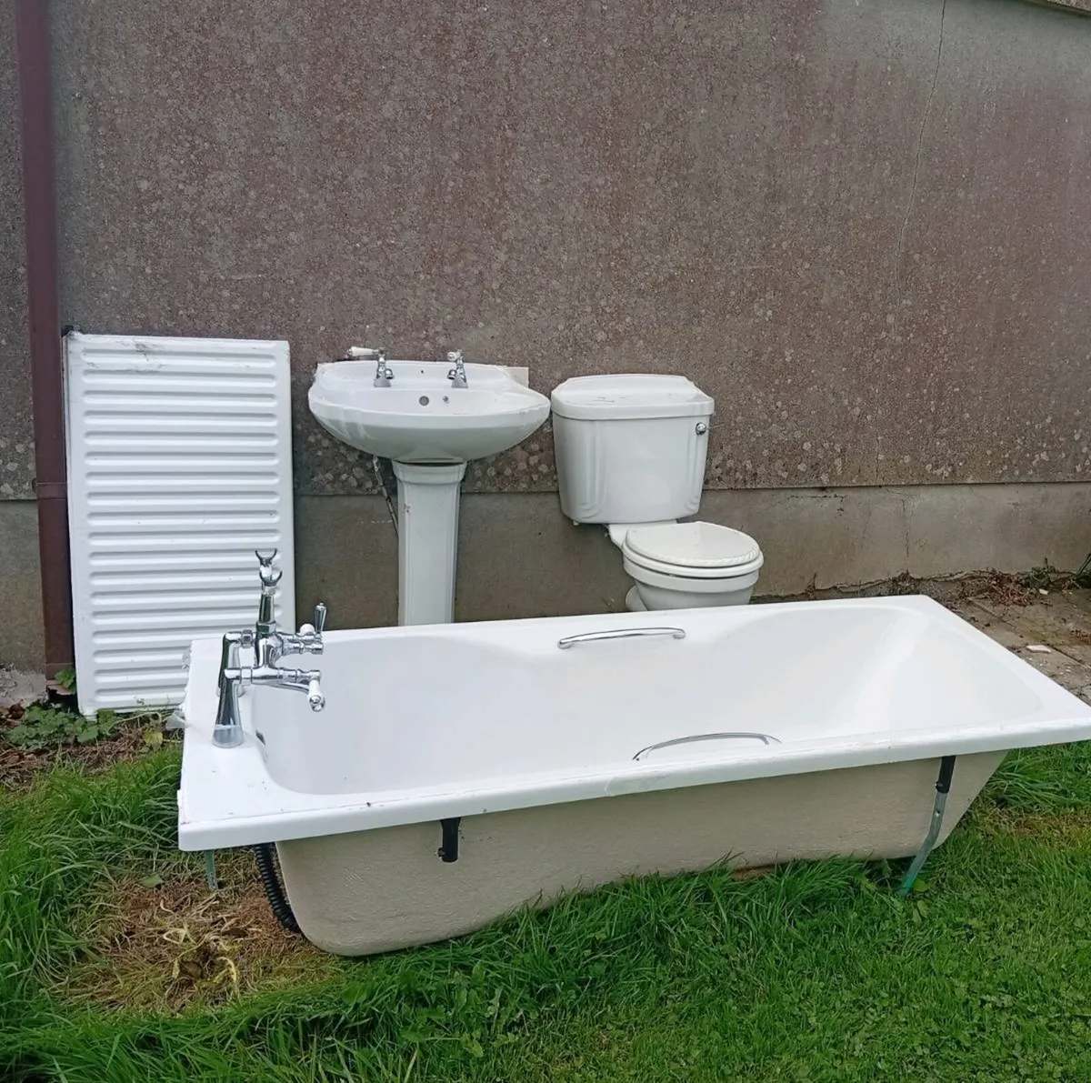Toilet, Basin, Bath, Radiator