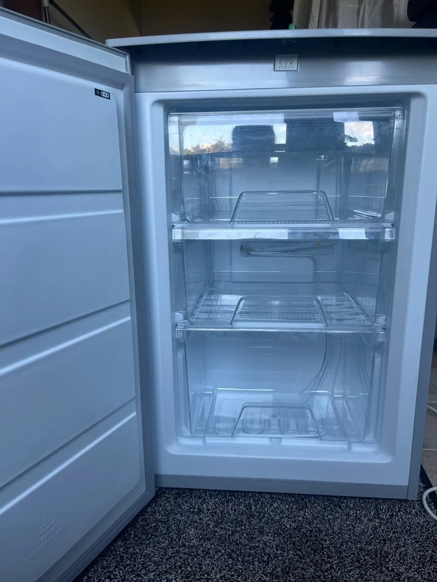 Freezer - undercounter silver freezer - Image 2