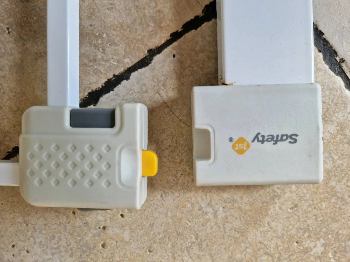 Safety 1st SecurTech® Simply Close Metal Gate - Wh - Image 3