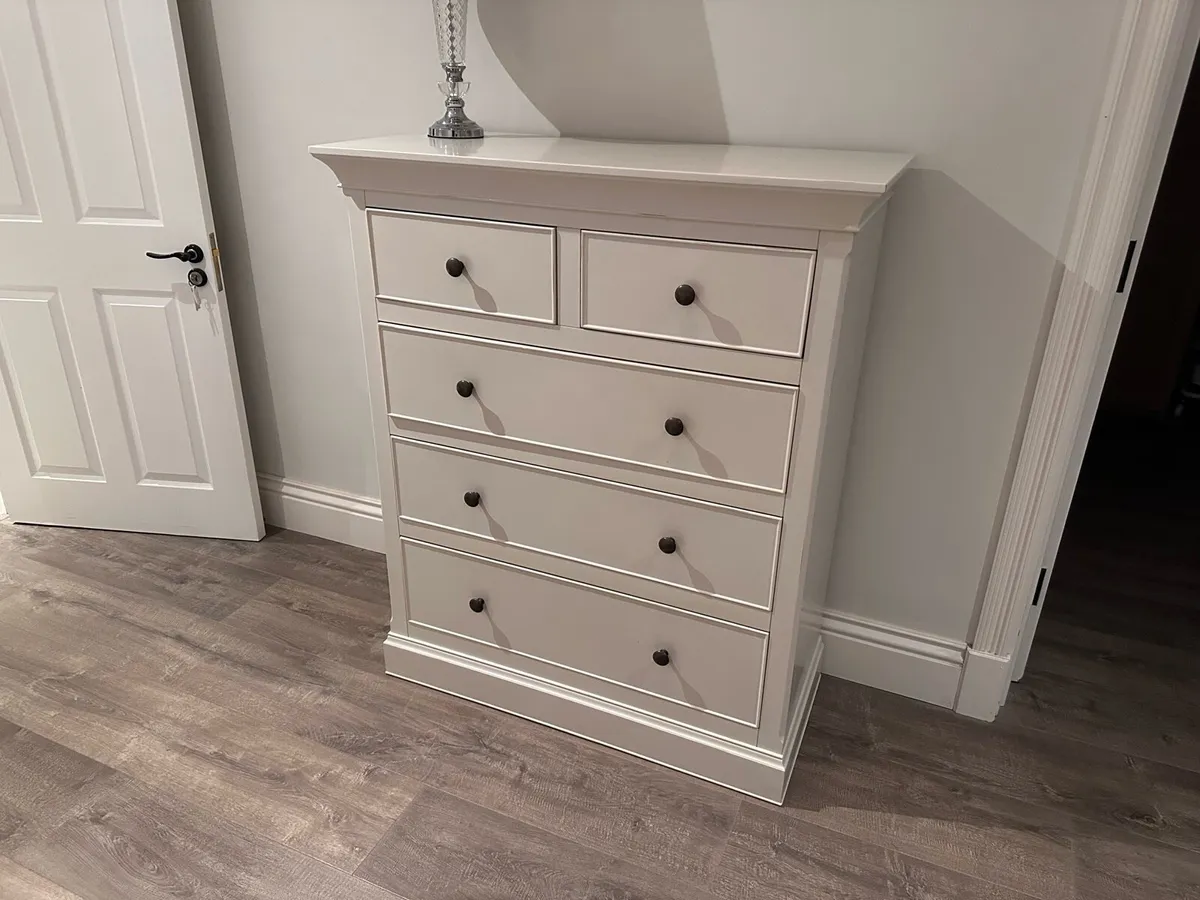 Willis & Gambier Chest of Drawers - Image 1