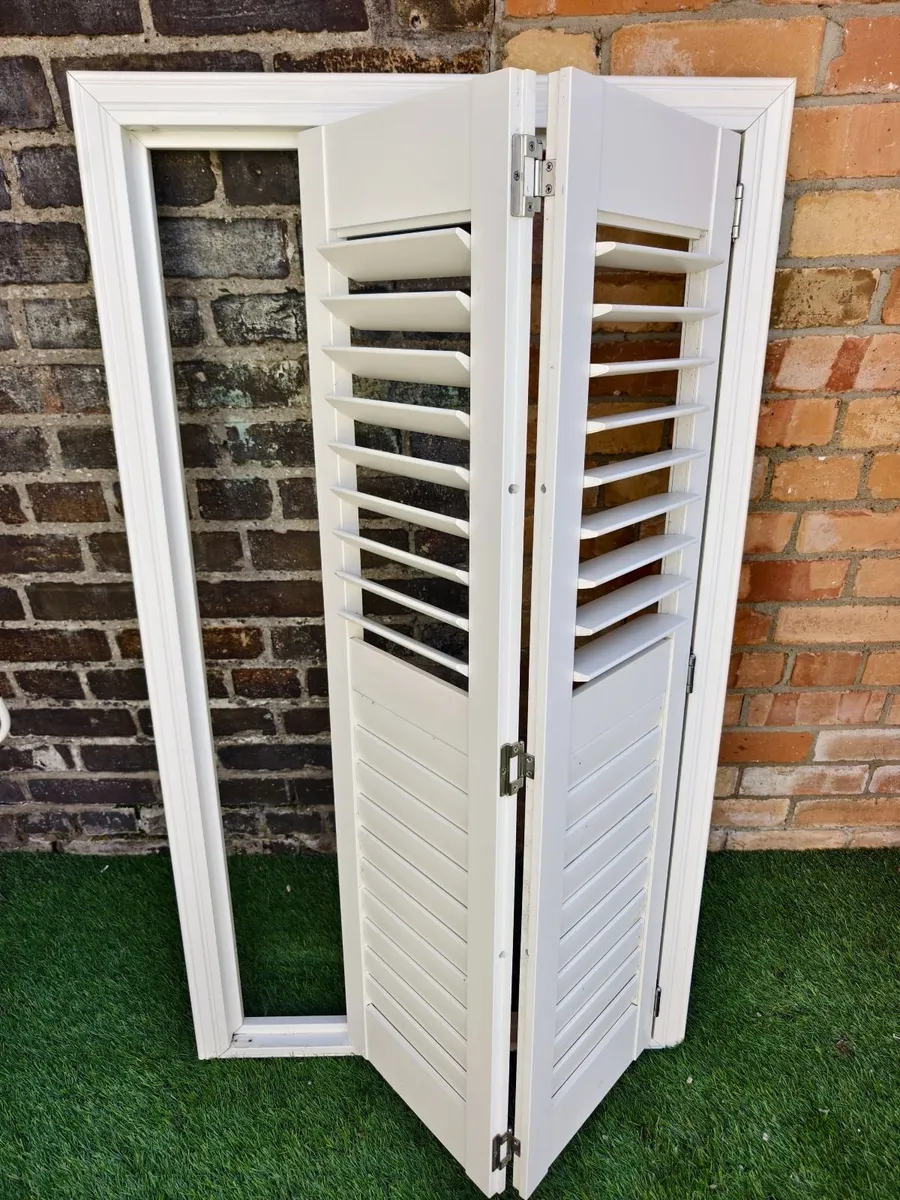 Vintage-style louvered internal window shutter - Image 3