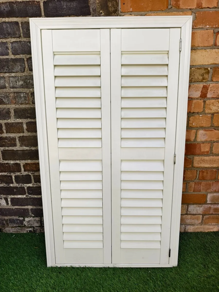 Vintage-style louvered internal window shutter - Image 2