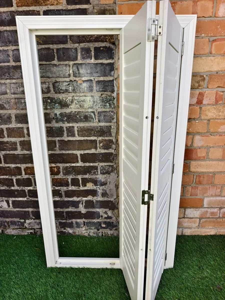 Vintage-style louvered internal window shutter - Image 4