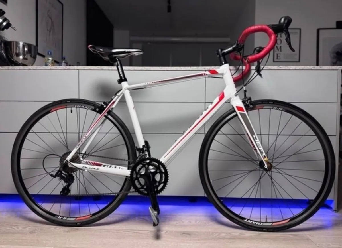 GIANT Defy Road Bike - Image 1