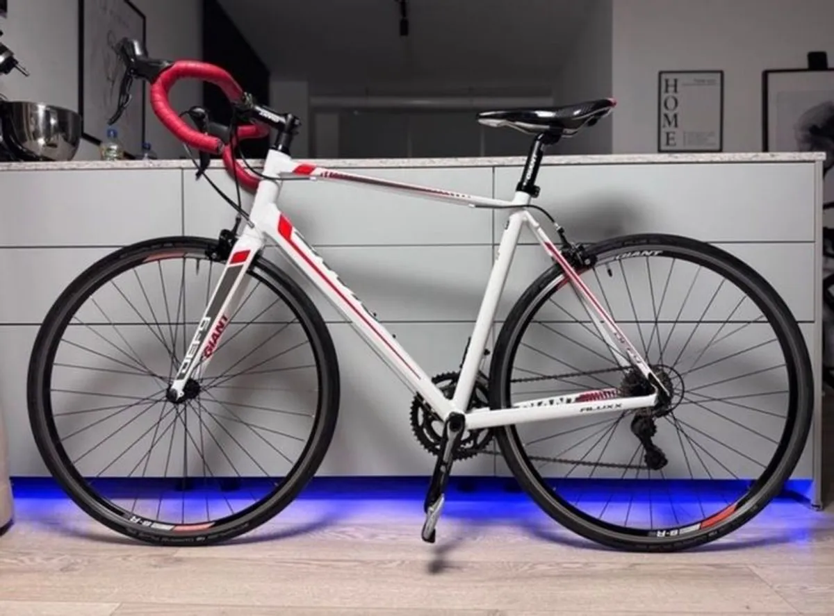 GIANT Defy Road Bike - Image 2