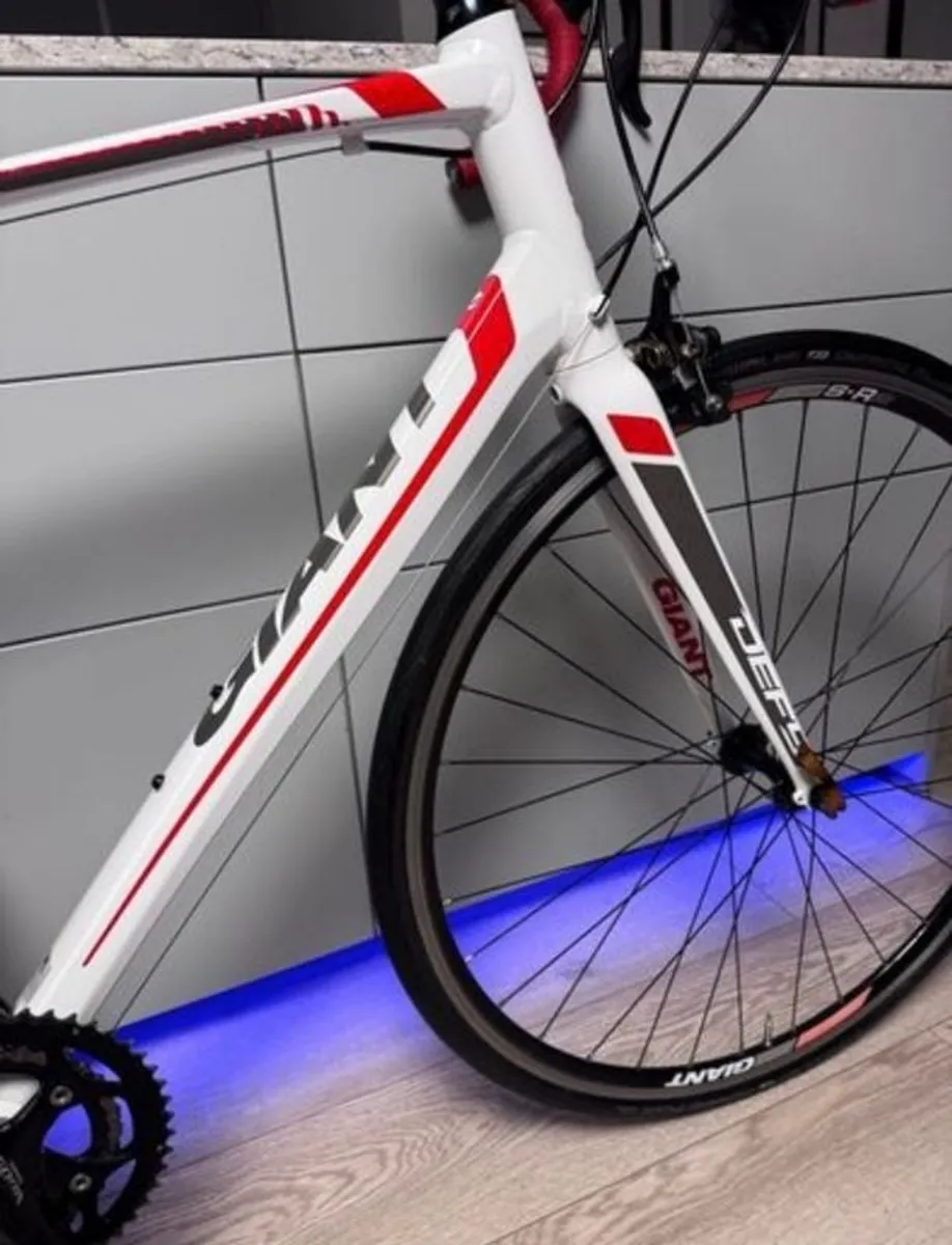 GIANT Defy Road Bike - Image 3