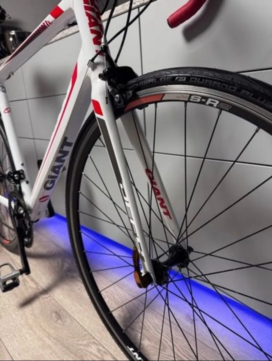 GIANT Defy Road Bike - Image 4