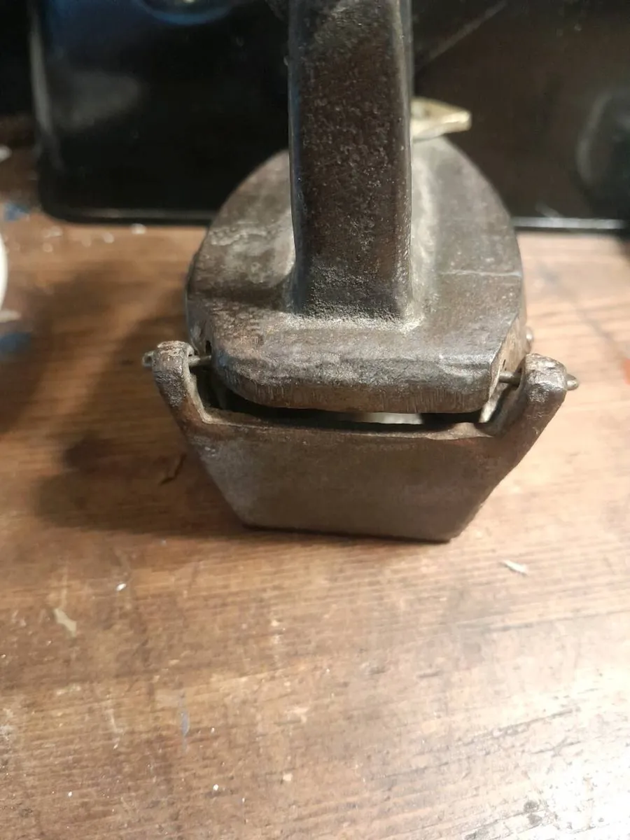 Vintage cast iron  s a d clothes iron - Image 2