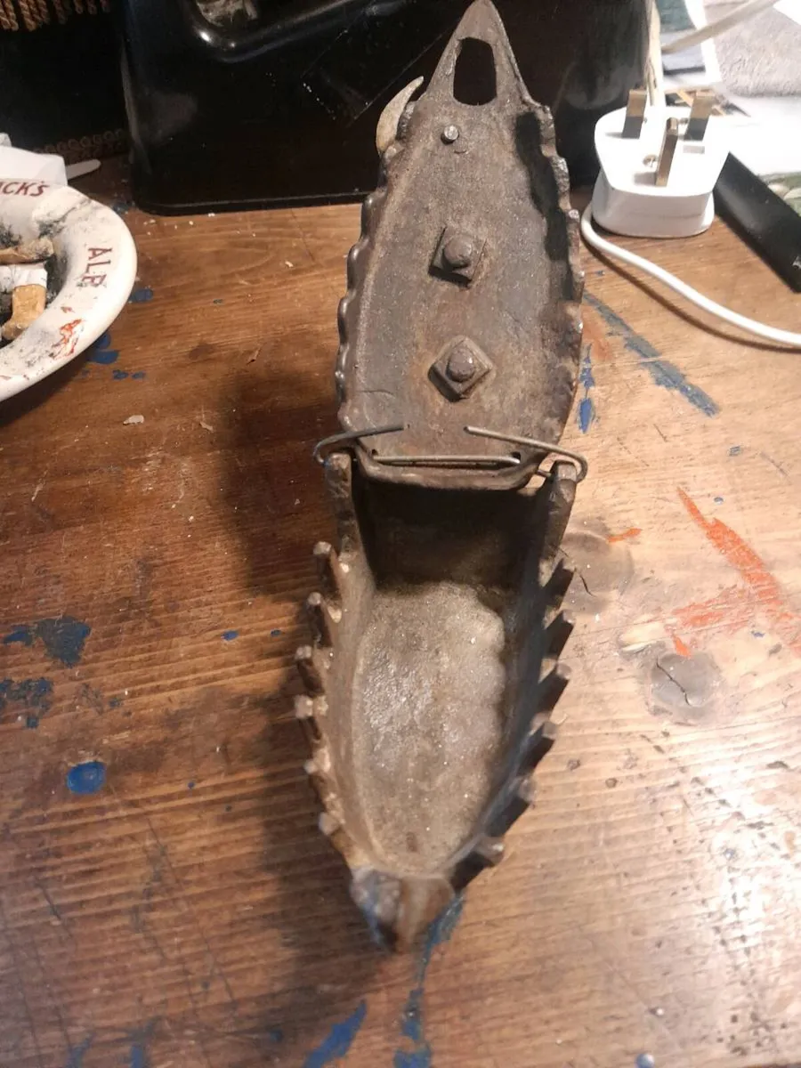 Vintage cast iron  s a d clothes iron - Image 3