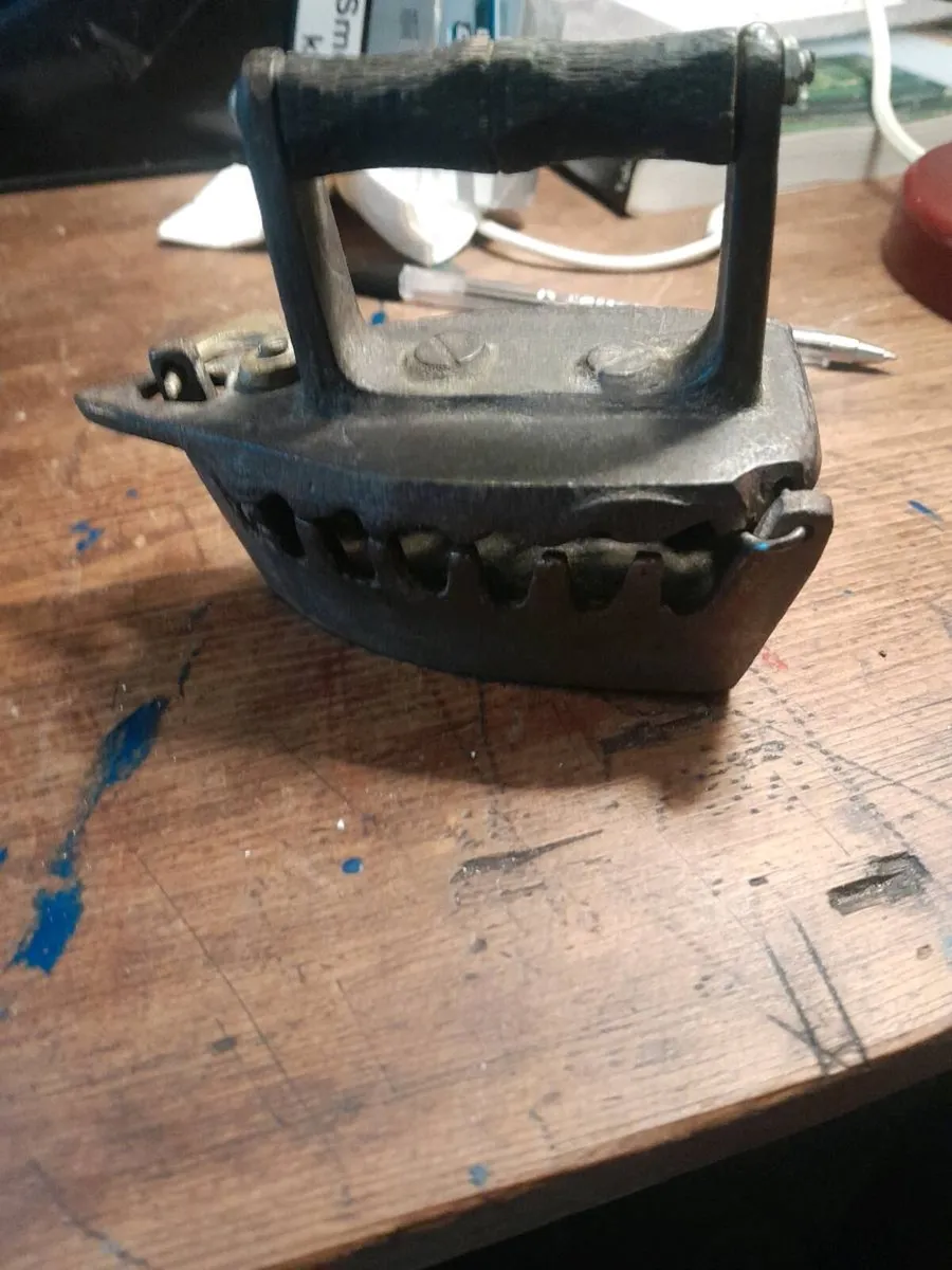 Vintage cast iron  s a d clothes iron - Image 4
