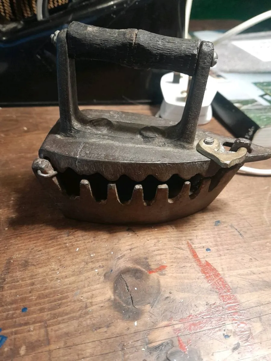 Vintage cast iron  s a d clothes iron - Image 1
