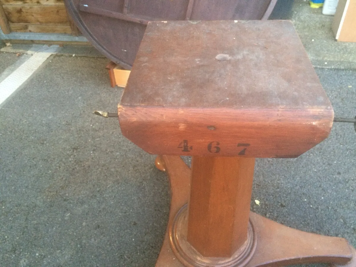 Round table - Image 3