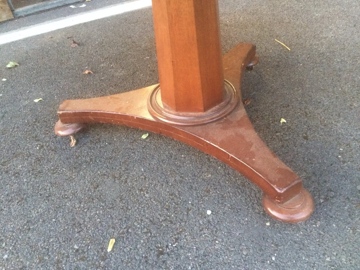 Round table - Image 4