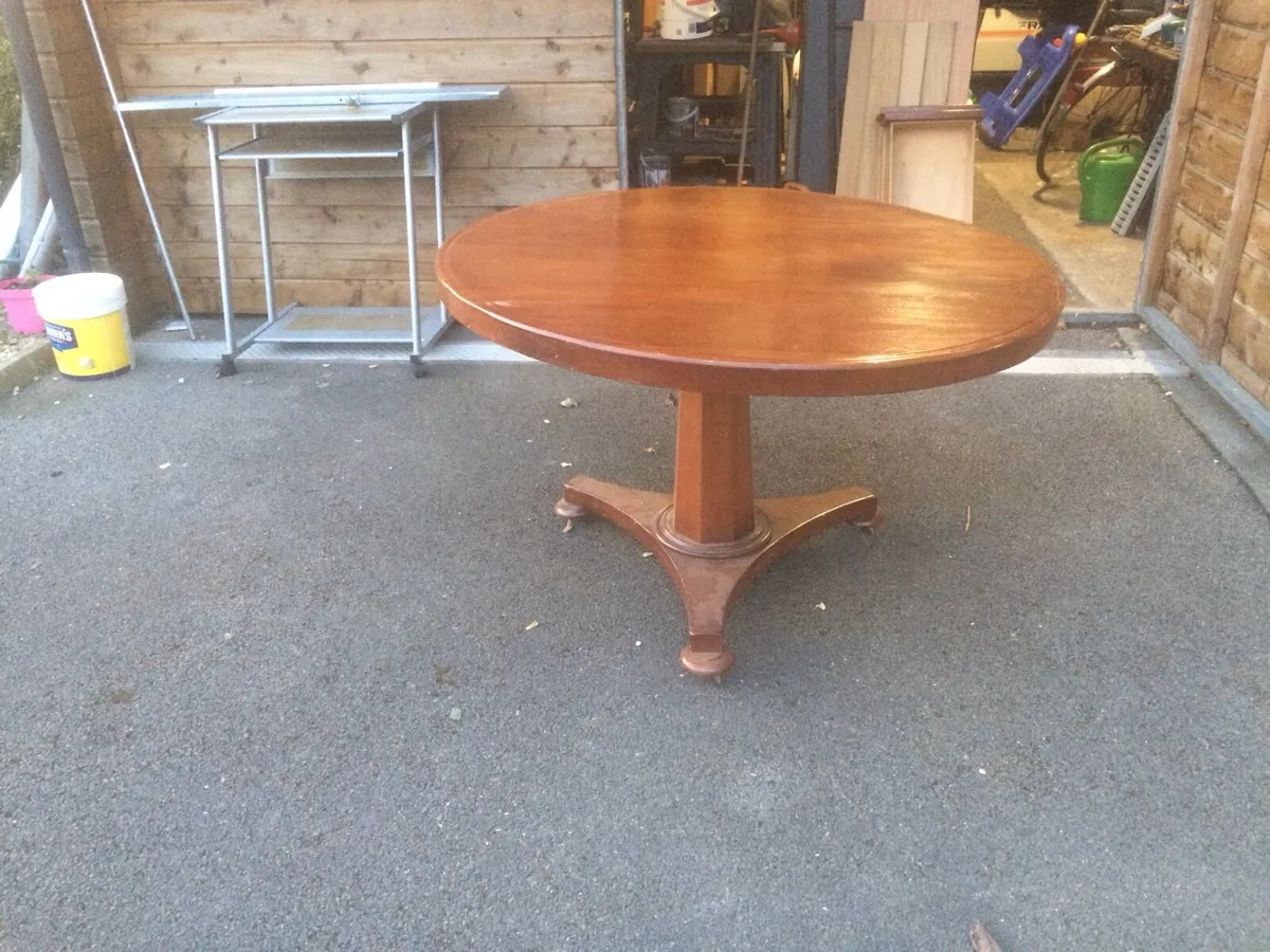 Round table - Image 2