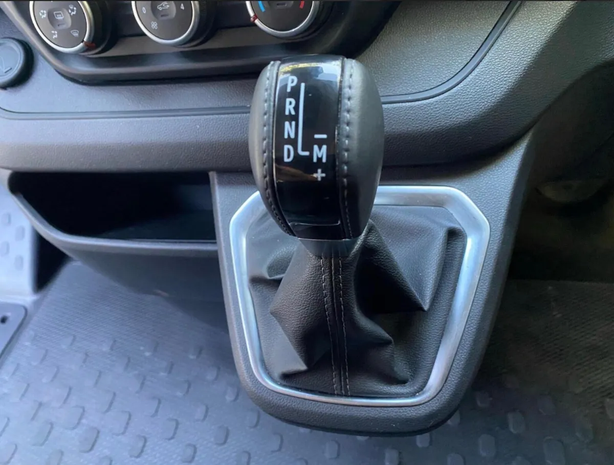 Renault Trafic 2023 massive spec automatic - Image 4