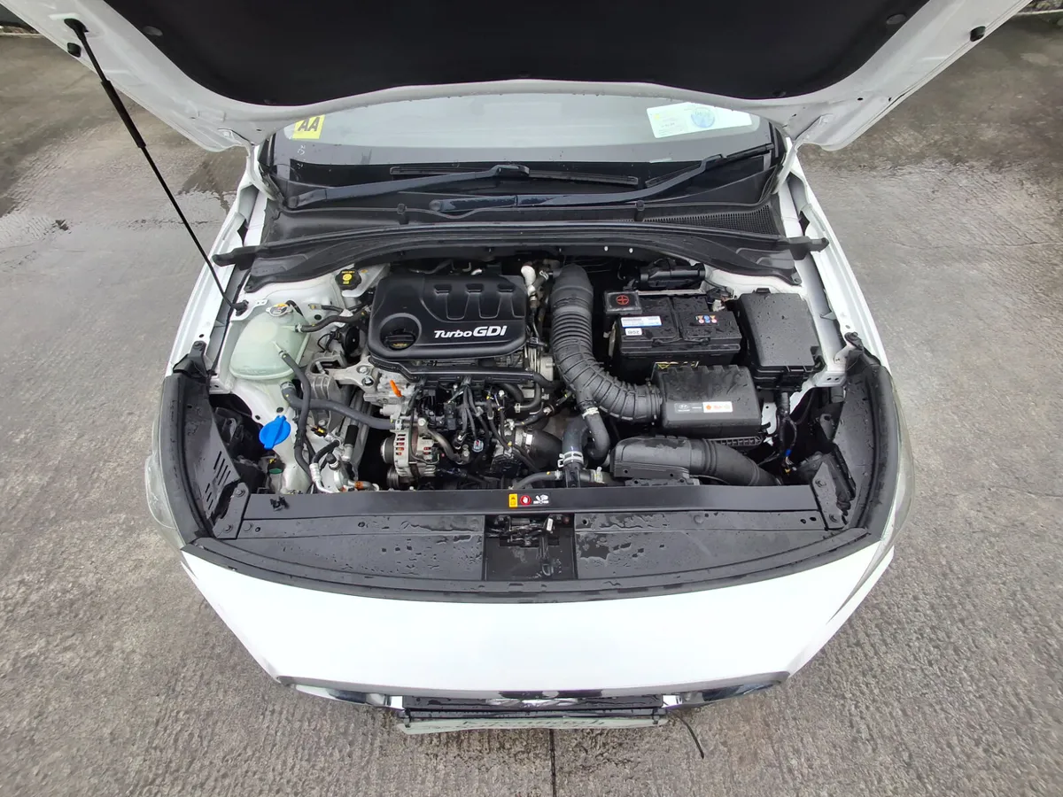 201 Hyundai 130 Fastback - Image 4