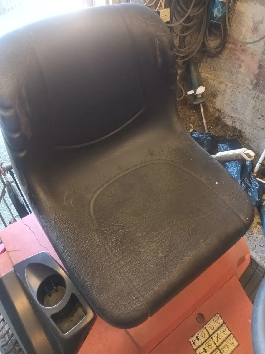 Castlegarden Seat - Image 1