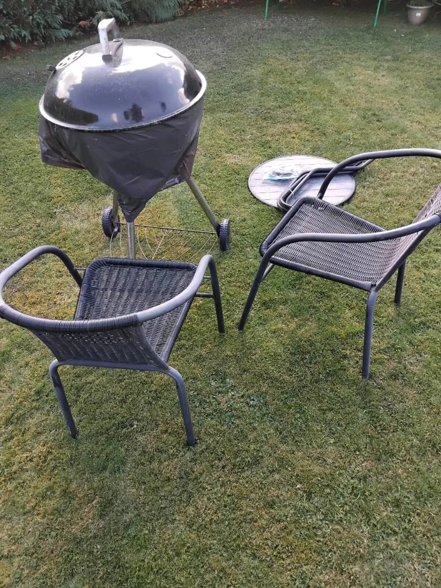 Table &chairs - Image 2