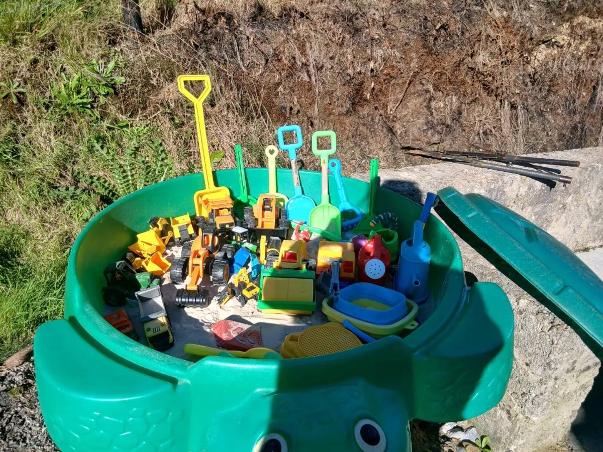 Little tikes sand pit - Image 1