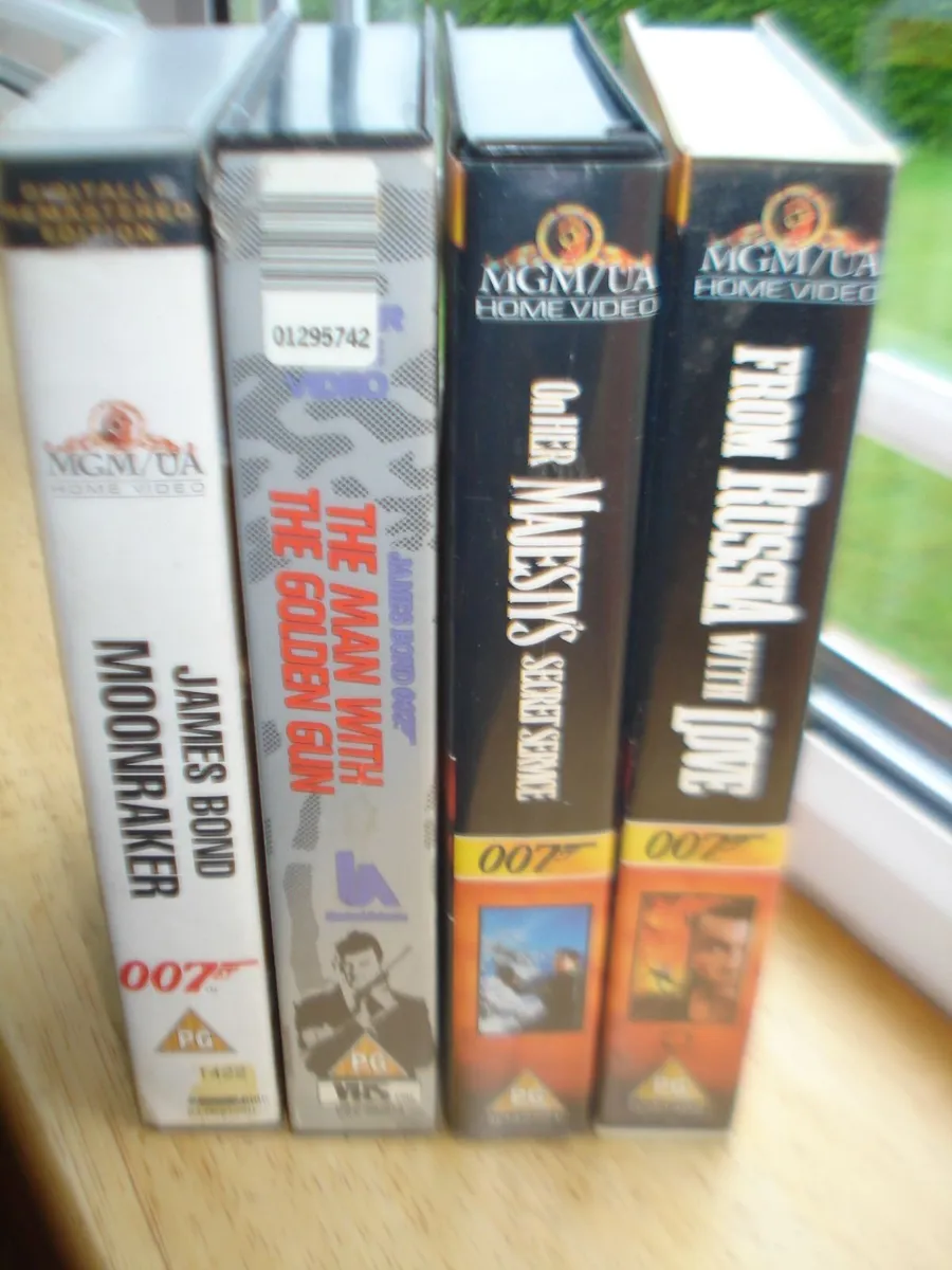 VINTAGE JAMES BOND 007 VHS TAPES. (5). - Image 1