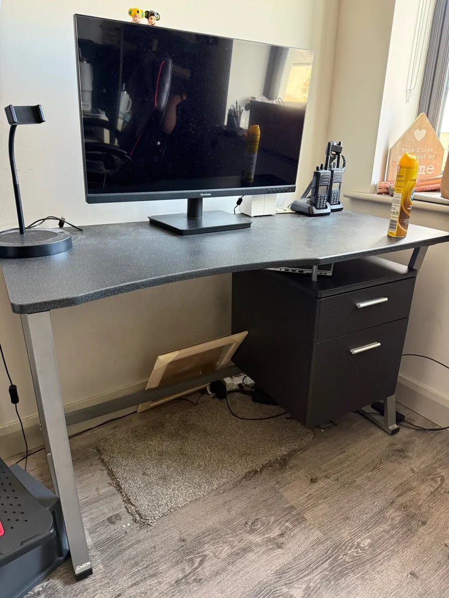 Office desk - Image 1